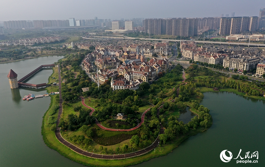 红谷滩区九龙湖沿岸依旧绿意葱茏，湖畔步道蜿蜒延伸，构成一幅城水相依的生态画卷。人民网记者 时雨摄