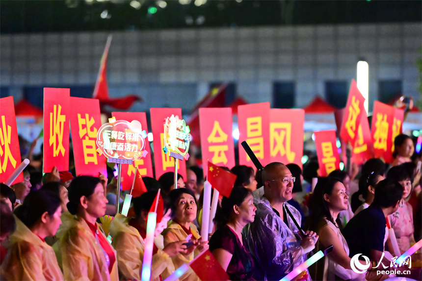 第十三届会昌农歌会总决赛比赛现场。人民网记者 朱海鹏摄