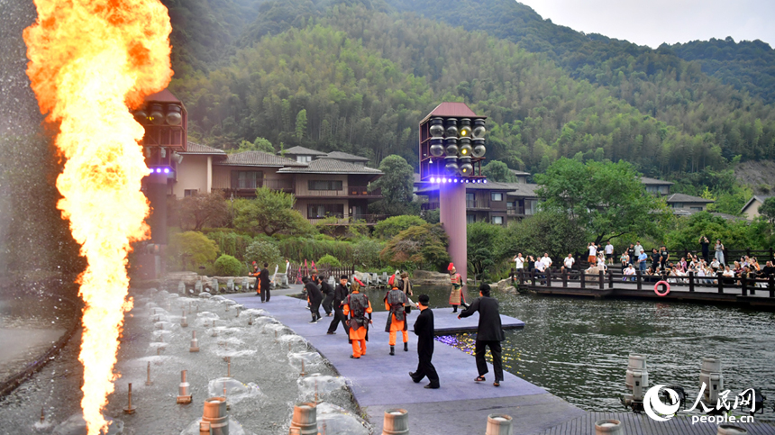 景區內上演精彩的情景劇。人民網記者 時雨攝