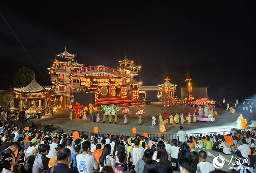 夜晚，游客們在葛仙村觀看演出。人民網記者 時雨攝