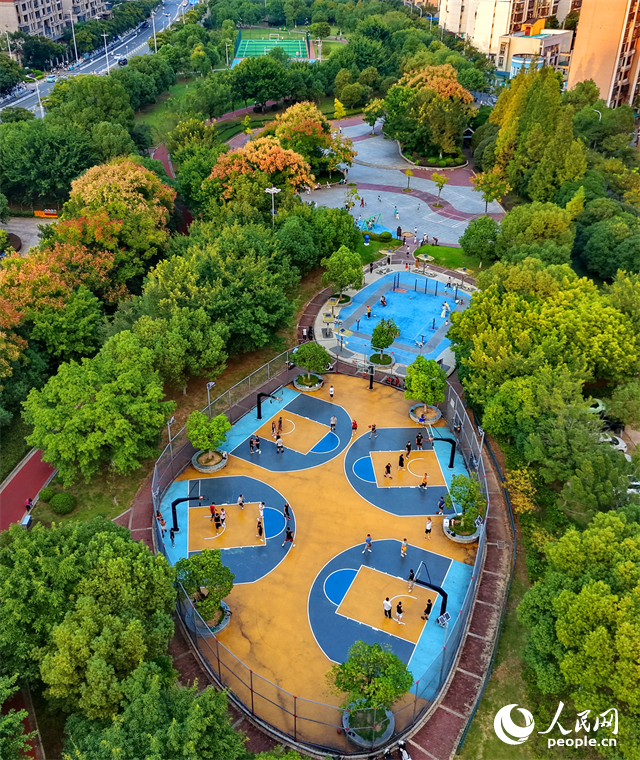 贛州市城區的一處口袋公園，市民正在進行體育鍛煉。人民網記者 朱海鵬攝