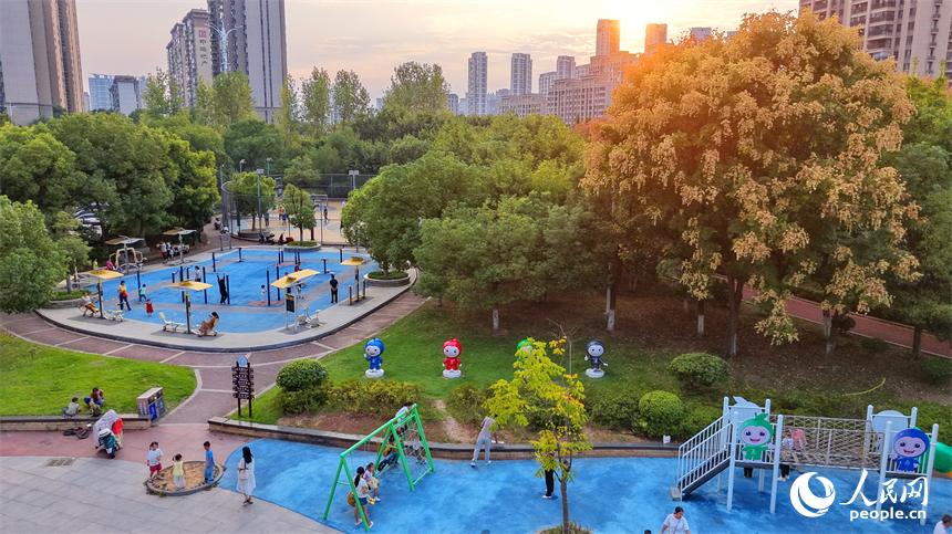 贛州市城區的一處口袋公園，市民正在進行體育鍛煉。人民網記者 朱海鵬攝
