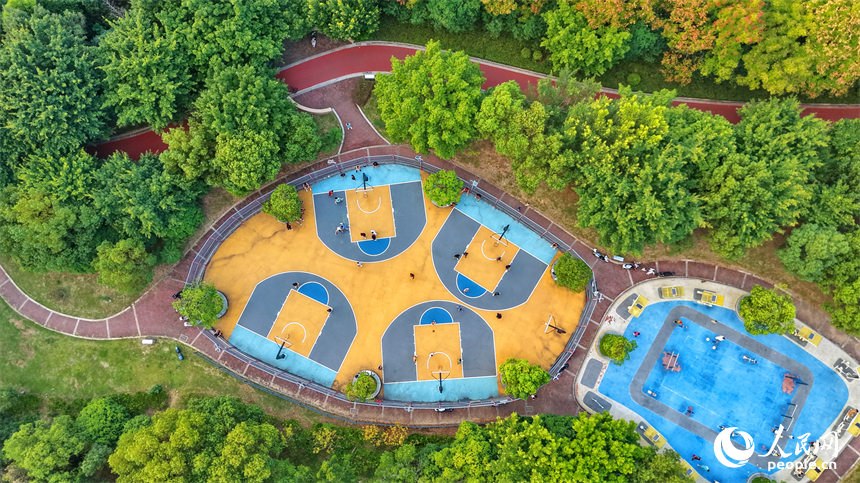 贛州市城區的一處口袋公園，市民正在進行體育鍛煉。人民網記者 朱海鵬攝