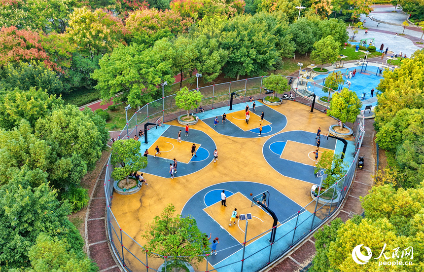 贛州市城區的一處口袋公園，市民正在進行體育鍛煉。人民網記者 朱海鵬攝