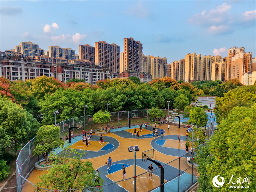 贛州市城區的一處口袋公園,市民正在進行體育鍛煉。人民網記者 朱海鵬攝