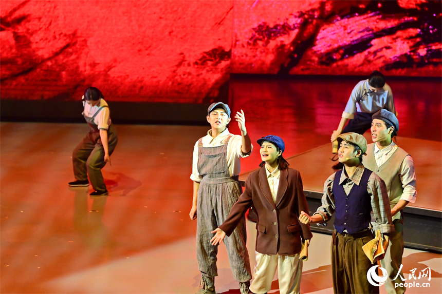 大型沉浸式紅色演藝《瑞金瑞京》公演現場。人民網記者 朱海鵬攝