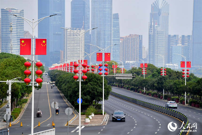 南昌市紅谷灘區的道路兩側懸挂著嶄新的國旗，城市洋溢著喜慶祥和的節日氛圍。人民網記者 時雨攝