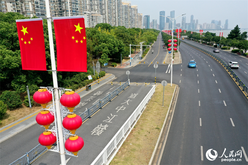 南昌市紅谷灘區的道路兩側懸挂著嶄新的國旗，城市洋溢著喜慶祥和的節日氛圍。人民網記者 時雨攝