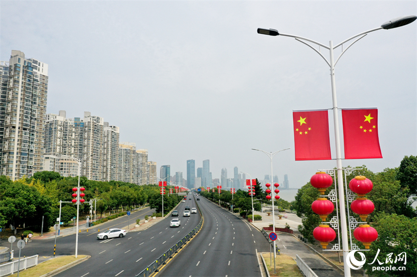 南昌市紅谷灘區的道路兩側懸挂著嶄新的國旗，城市洋溢著喜慶祥和的節日氛圍。人民網記者 時雨攝