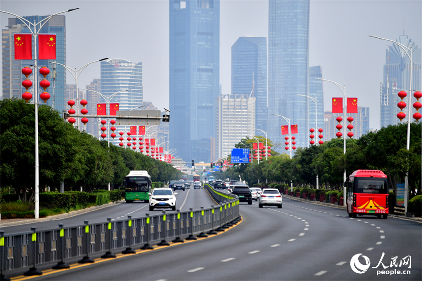 南昌市紅谷灘區的道路兩側懸挂著嶄新的國旗，城市洋溢著喜慶祥和的節日氛圍。人民網記者 時雨攝