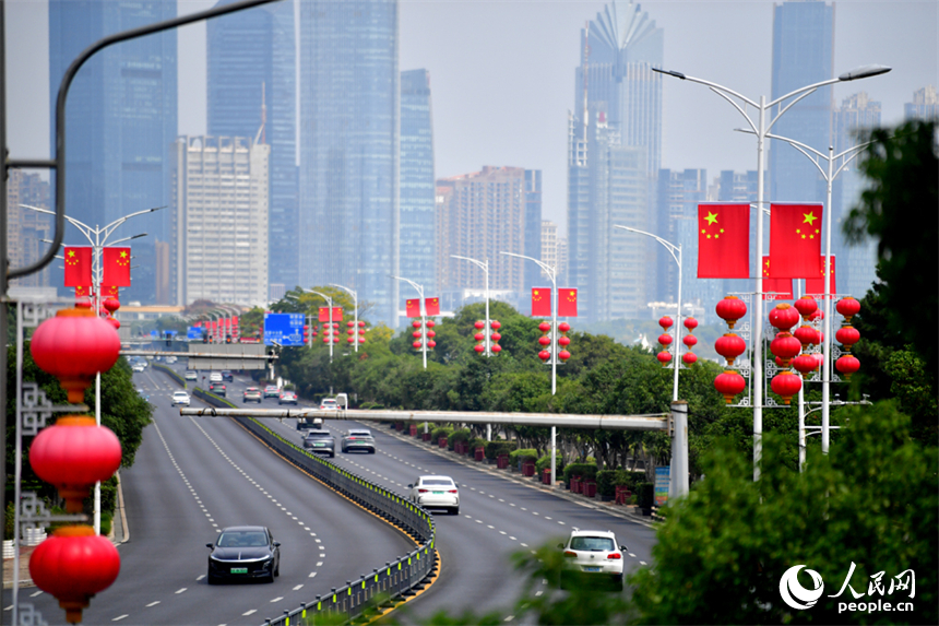 南昌市紅谷灘區的道路兩側懸挂著嶄新的國旗，城市洋溢著喜慶祥和的節日氛圍。人民網記者 時雨攝