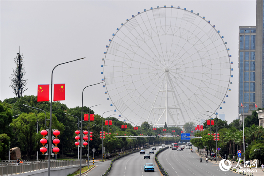 南昌市紅谷灘區的道路兩側懸挂著嶄新的國旗，城市洋溢著喜慶祥和的節日氛圍。人民網記者 時雨攝