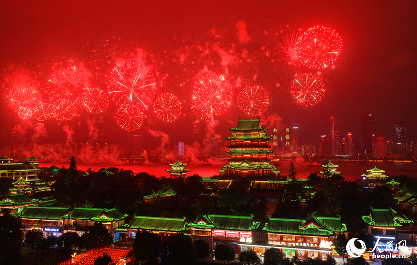 2026年江西南昌国庆烟花晚会在“赣江之心”老官洲水域举行。人民网记者 毛思远摄
