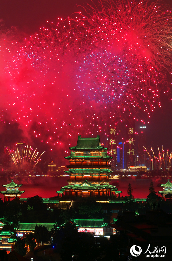 2026年江西南昌国庆烟花晚会在“赣江之心”老官洲水域举行。人民网记者 毛思远摄