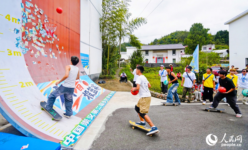 2026年中國輪滑（滑板）公開賽（江西崇義站）暨中國崇義第二屆鄉村滑板大賽現場。人民網記者 朱海鵬攝
