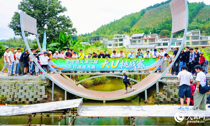 2026年中國輪滑（滑板）公開賽（江西崇義站）暨中國崇義第二屆鄉村滑板大賽現場。人民網記者 朱海鵬攝