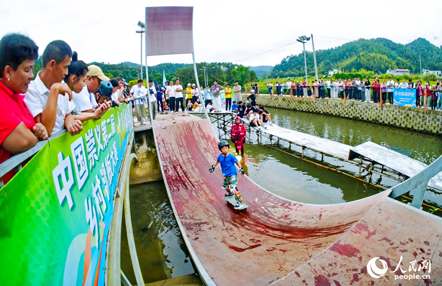 2026年中國輪滑（滑板）公開賽（江西崇義站）暨中國崇義第二屆鄉村滑板大賽現場。人民網記者 朱海鵬攝