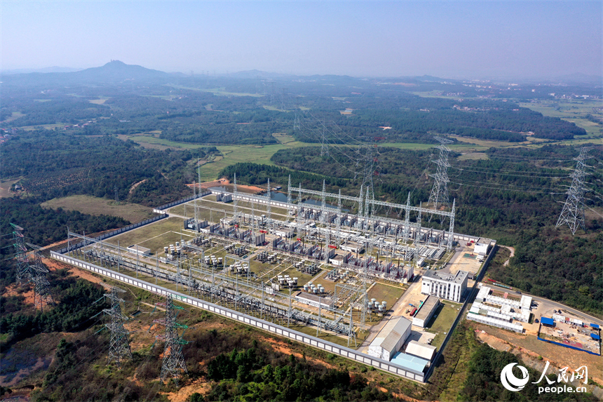 江西南昌1000千伏变电站主变扩建工程顺利完成送电调试，标志着江西省“六张网”首个新型电网重点工程建成投运。 人民网记者 时雨摄