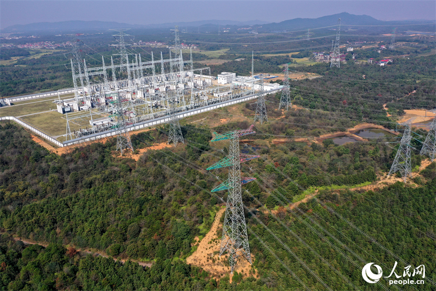 江西南昌1000千伏变电站主变扩建工程顺利完成送电调试，标志着江西省“六张网”首个新型电网重点工程建成投运。 人民网记者 时雨摄