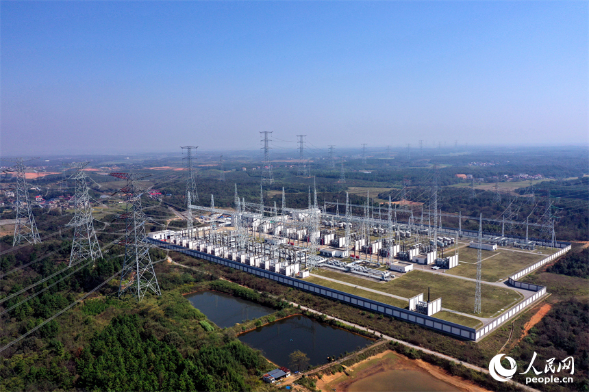 江西南昌1000千伏变电站主变扩建工程顺利完成送电调试，标志着江西省“六张网”首个新型电网重点工程建成投运。 人民网记者 时雨摄