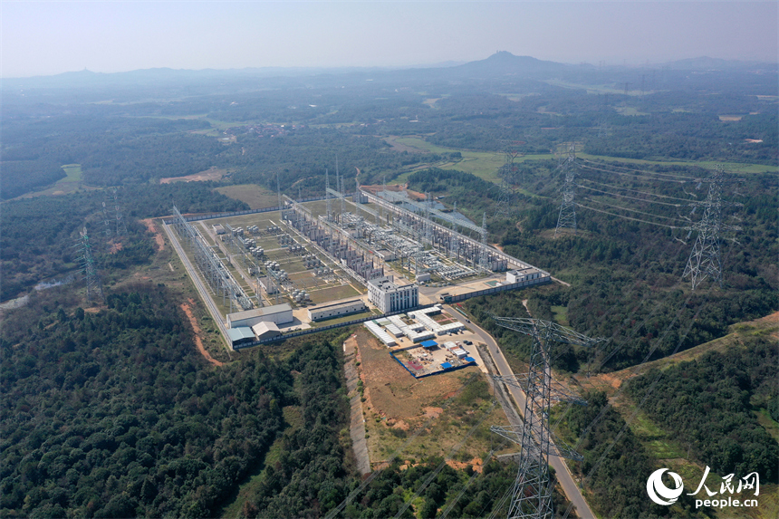 江西南昌1000千伏变电站主变扩建工程顺利完成送电调试，标志着江西省“六张网”首个新型电网重点工程建成投运。 人民网记者 时雨摄