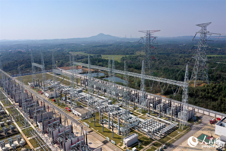 江西南昌1000千伏变电站主变扩建工程顺利完成送电调试，标志着江西省“六张网”首个新型电网重点工程建成投运。 人民网记者 时雨摄