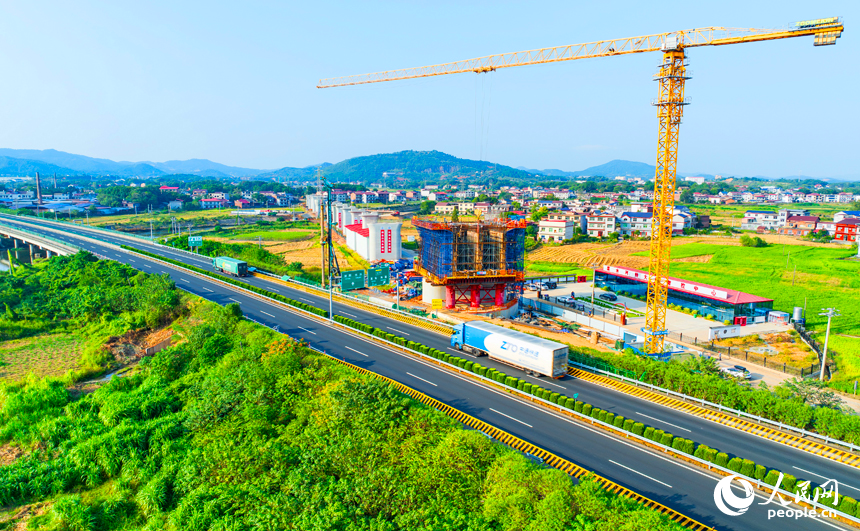 萍鄉市上栗縣金山鎮的栗水河特大橋建設現場，塔吊林立，工業作業繁忙，基樁澆筑有序推進。人民網記者 朱海鵬攝
