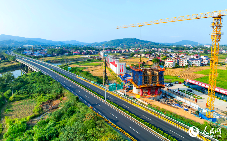 萍鄉市上栗縣金山鎮的栗水河特大橋建設現場，塔吊林立，工業作業繁忙，基樁澆筑有序推進。人民網記者 朱海鵬攝