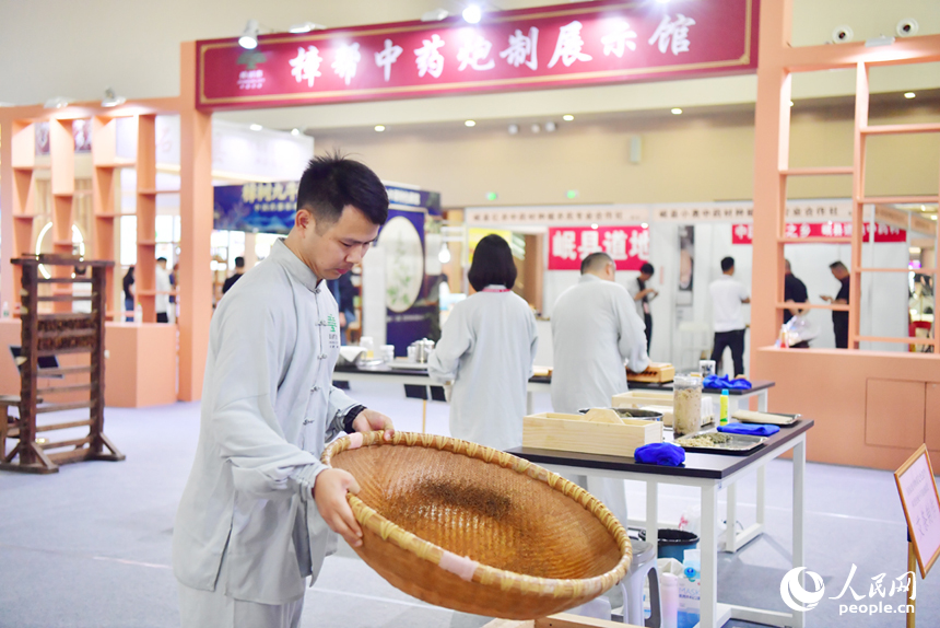 樟幫中藥炮制技術展演現場，藥工們用嫻熟精湛的手法，為人們帶來一場沉浸式中醫藥文化盛宴。人民網記者 時雨攝