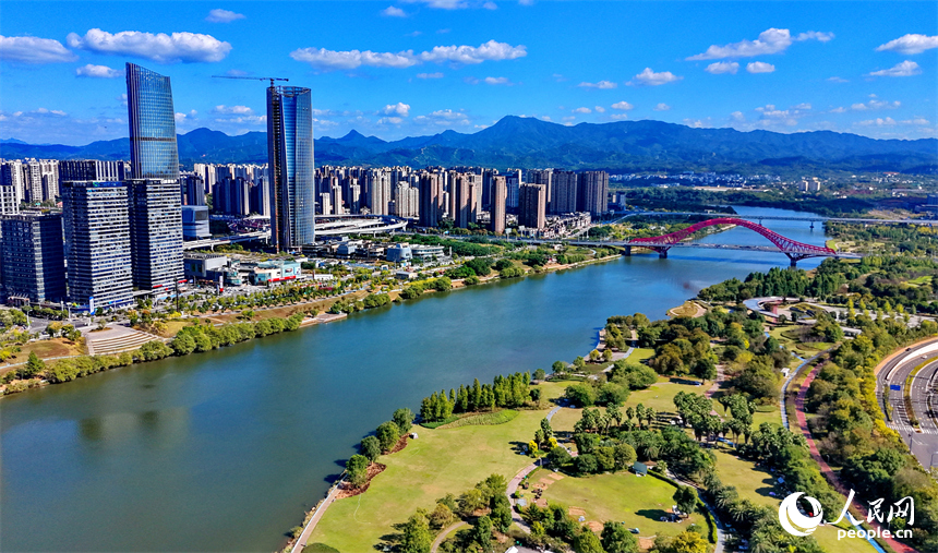贛州市城區章江兩岸秋日景色美不勝收。人民網記者 朱海鵬攝