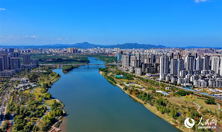 贛州市城區章江兩岸秋日景色美不勝收。人民網記者 朱海鵬攝