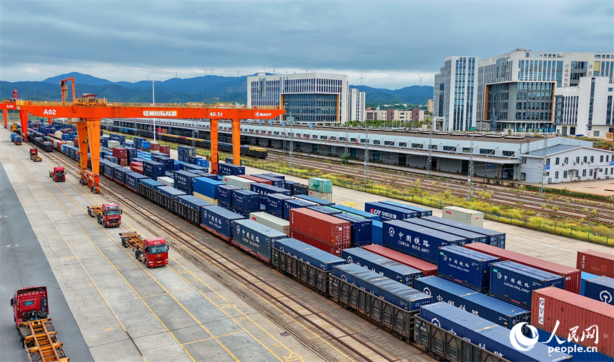 10月21日，贛州國際陸港內，貨車往來穿梭，龍門吊起落作業，滿載家具、木材的集裝箱有序裝卸。人民網記者 朱海鵬攝