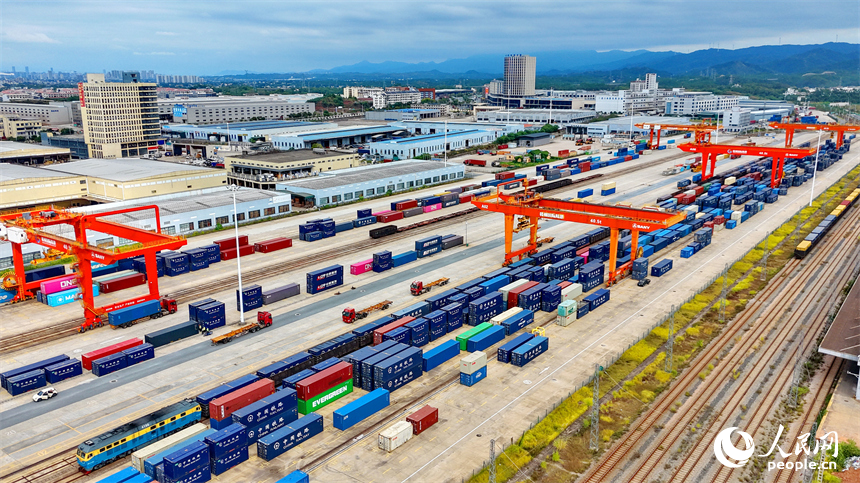 10月21日，贛州國際陸港內，貨車往來穿梭，龍門吊起落作業，滿載家具、木材的集裝箱有序裝卸。人民網記者 朱海鵬攝