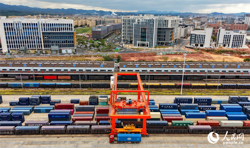 10月21日，贛州國際陸港內，貨車往來穿梭，龍門吊起落作業，滿載家具、木材的集裝箱有序裝卸。人民網記者 朱海鵬攝