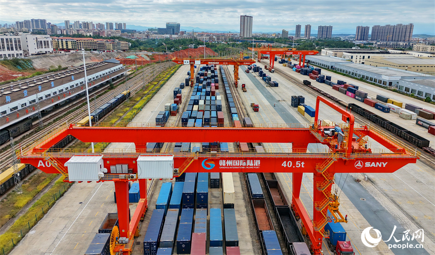 10月21日，贛州國際陸港內，貨車往來穿梭，龍門吊起落作業，滿載家具、木材的集裝箱有序裝卸。人民網記者 朱海鵬攝