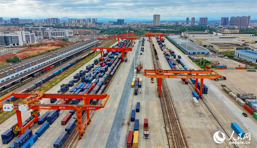 10月21日，贛州國際陸港內，貨車往來穿梭，龍門吊起落作業，滿載家具、木材的集裝箱有序裝卸。人民網記者 朱海鵬攝