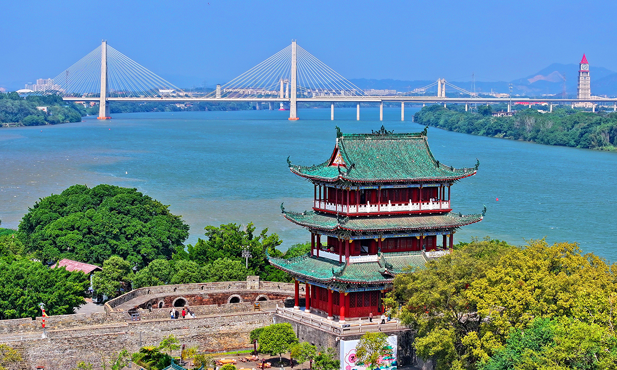 八鏡公園坐落於贛州市章貢區，是江南宋城的核心地標之一。
