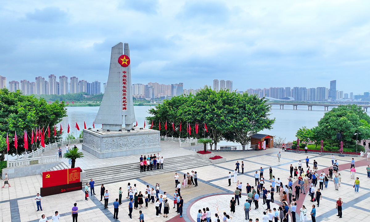 江西贛州於都縣於都河畔，中央紅軍長征出發紀念碑巍然聳立。