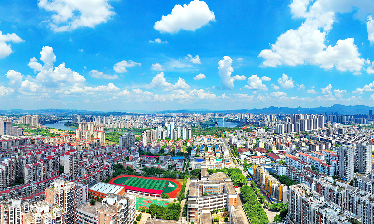 贛州市中心城區高樓大廈、公園濕地和青山綠水相互映襯、相得益彰，一幅現代化山水城市風光畫卷映入眼帘。