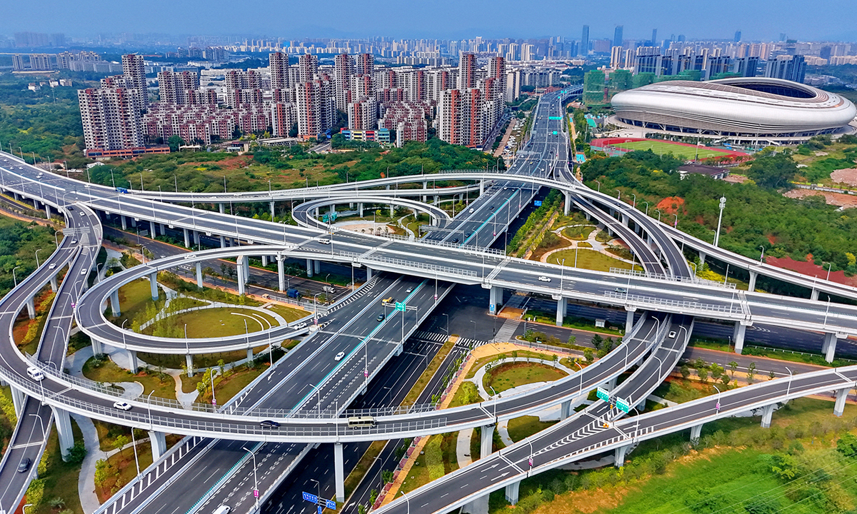江西省贛州市贛南大道潭東立交上的車輛往來穿梭。