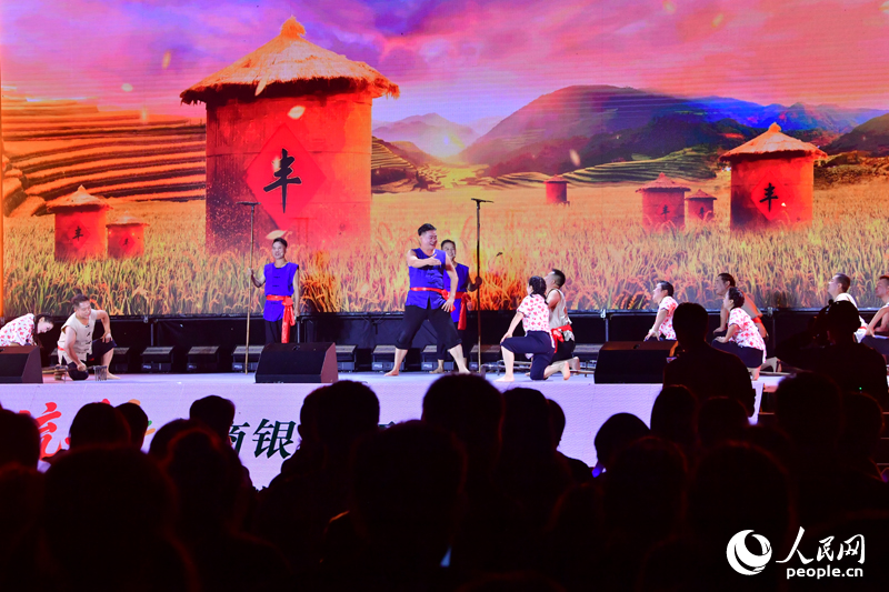 村歌村舞交流展演活动的现场演出。人民网记者 时雨摄