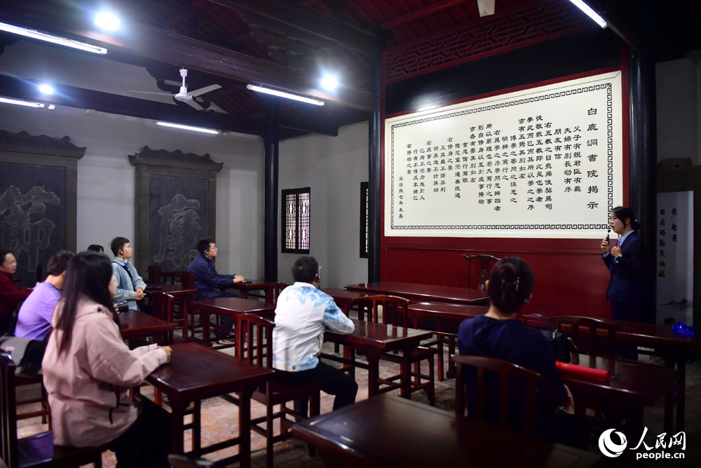 “廬山天下悠”網絡主題宣傳活動調研團成員在《白鹿洞書院揭示》碑刻前聽講解。人民網記者 時雨攝