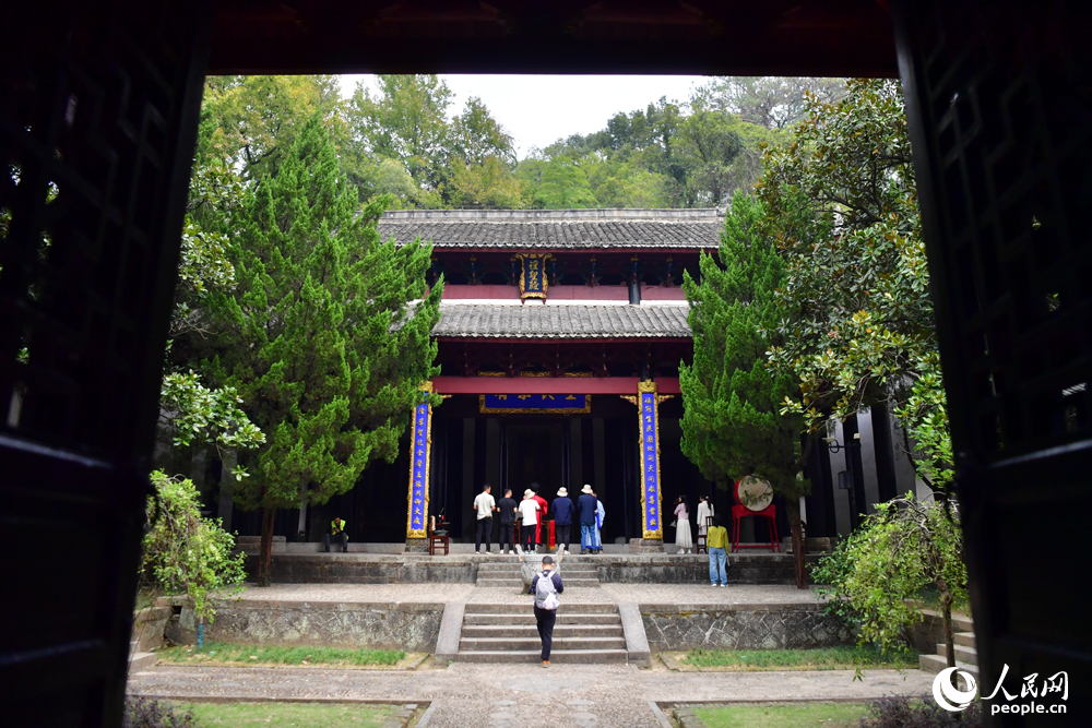 “廬山天下悠”網絡主題宣傳活動調研團成員在白鹿洞書院調研採訪。人民網記者 時雨攝