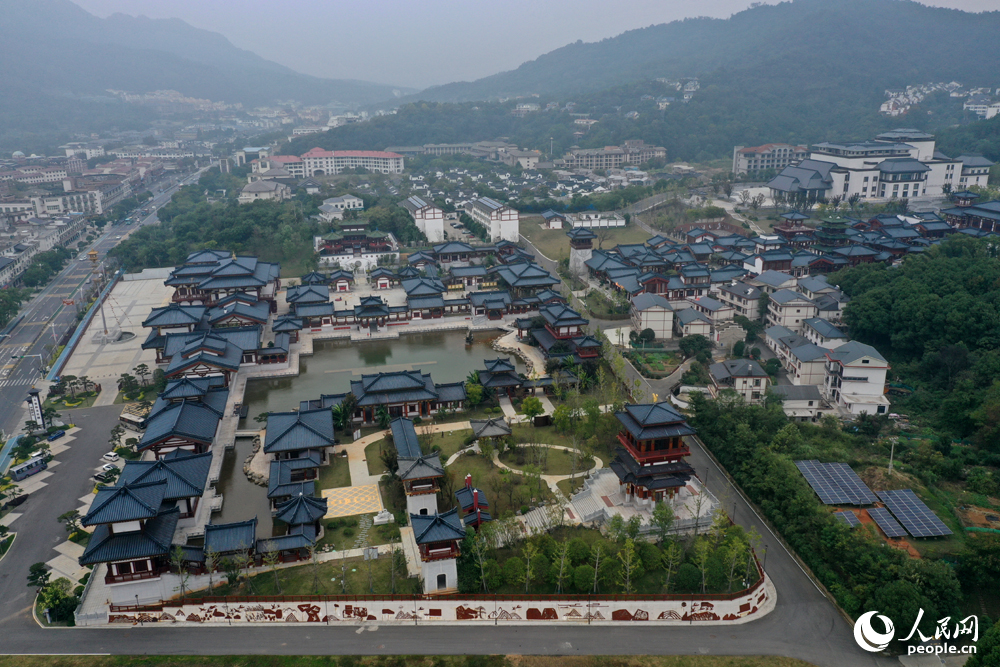 中國（廬山）杏林文化園是全國首個沉浸式中醫藥文化主題園區。人民網記者 時雨攝