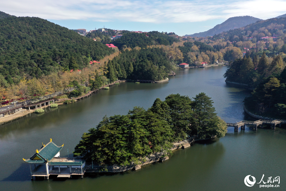 航拍鏡頭下的廬山如琴湖。人民網記者 時雨攝