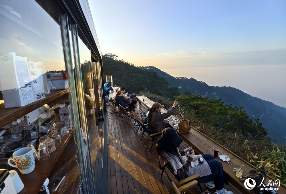 游客在山頂品創意茶飲，遠眺高山美景，享受山居慢時光。人民網記者 時雨攝