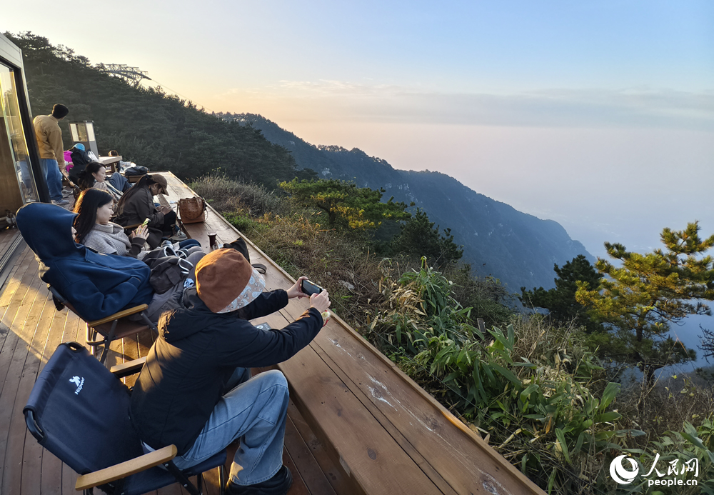 游客在山頂品創意茶飲，遠眺高山美景，享受山居慢時光。人民網記者 時雨攝