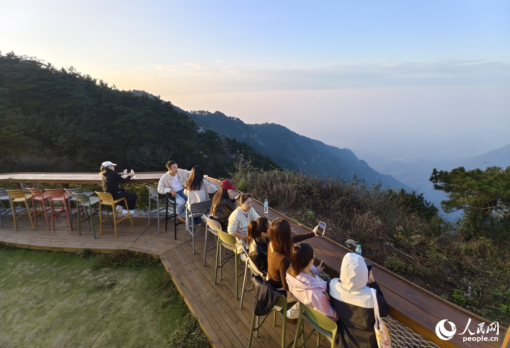 游客在山頂品創意茶飲，遠眺高山美景，享受山居慢時光。人民網記者 時雨攝