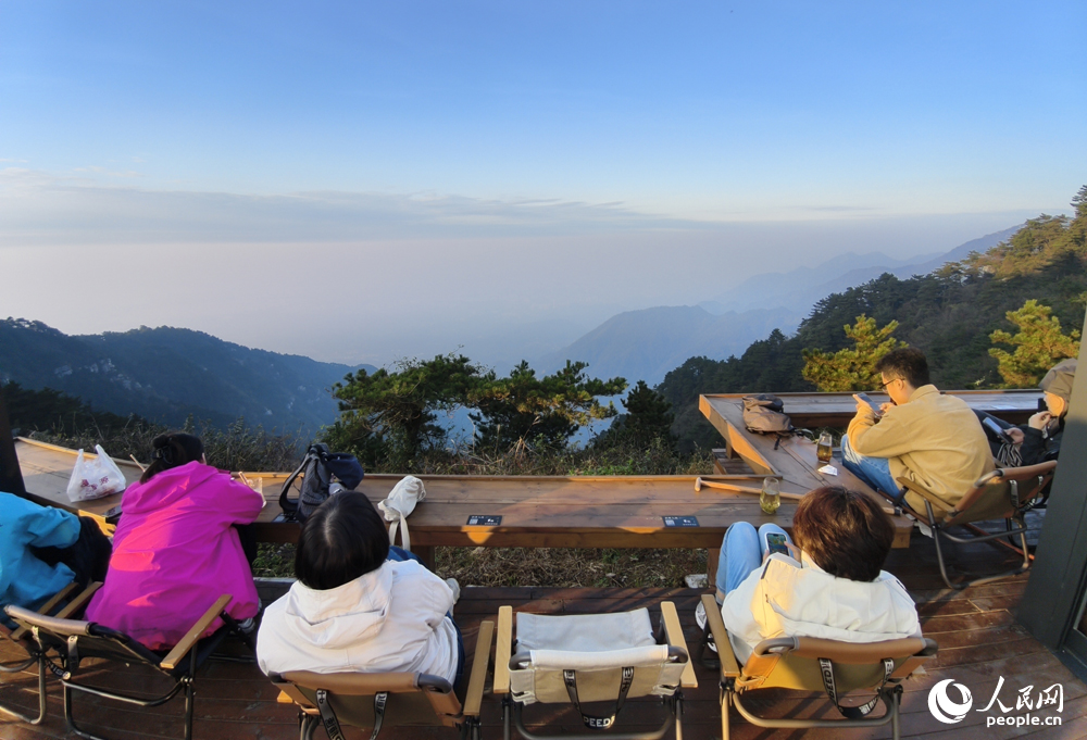游客在山頂品創意茶飲，遠眺高山美景，享受山居慢時光。人民網記者 時雨攝
