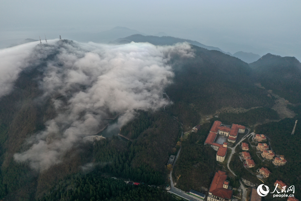 清晨時分，廬山雲海翻騰，群峰時隱時現，宛如仙境。人民網記者 時雨攝